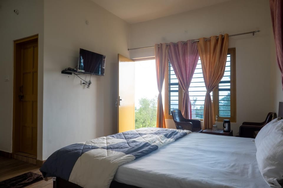 Bed, TV and multimedia, Photo of the whole room, Bedroom