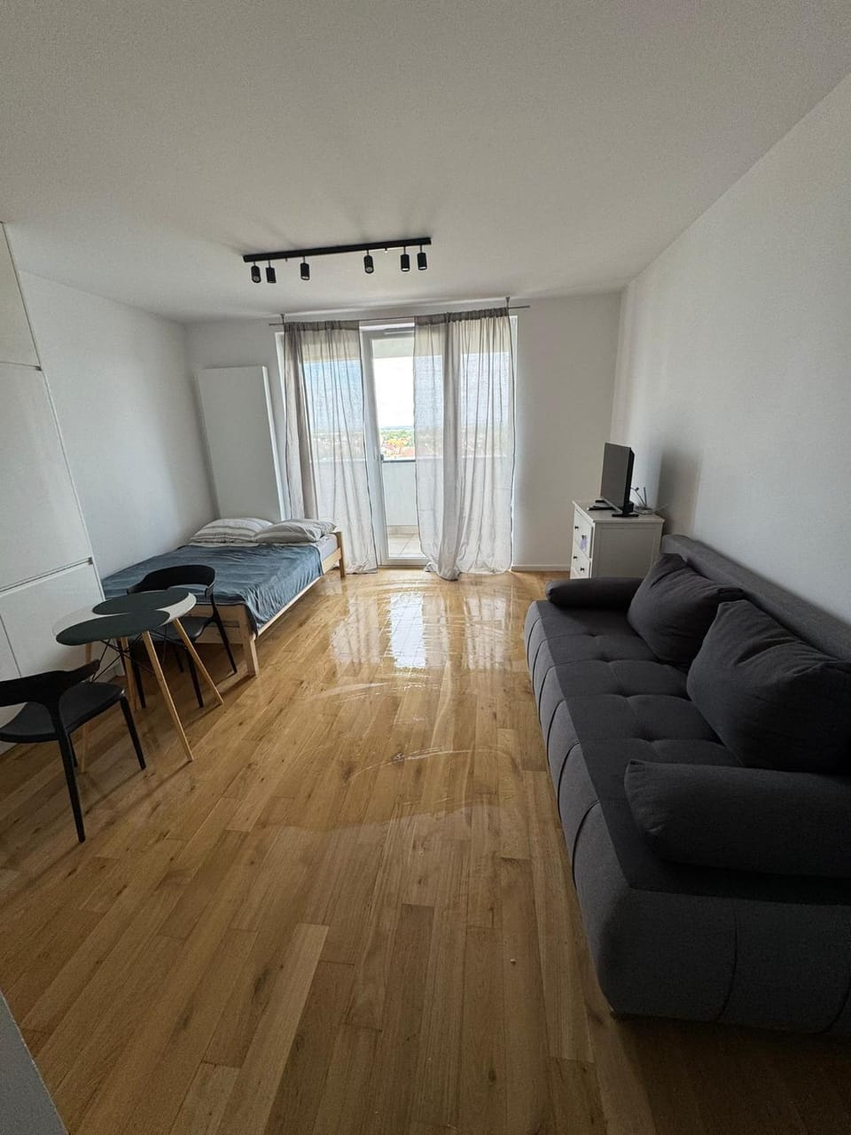 Living room, Photo of the whole room