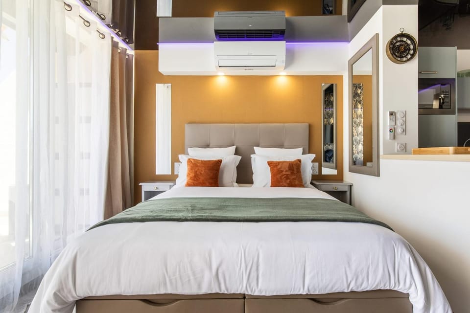 Bedroom, air conditioner