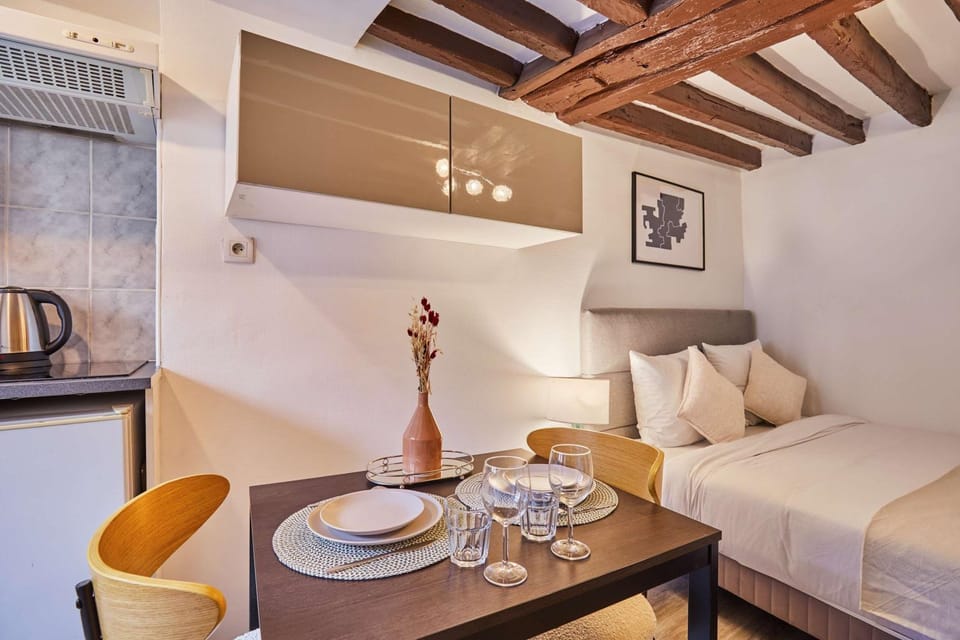 Bed, Dining area
