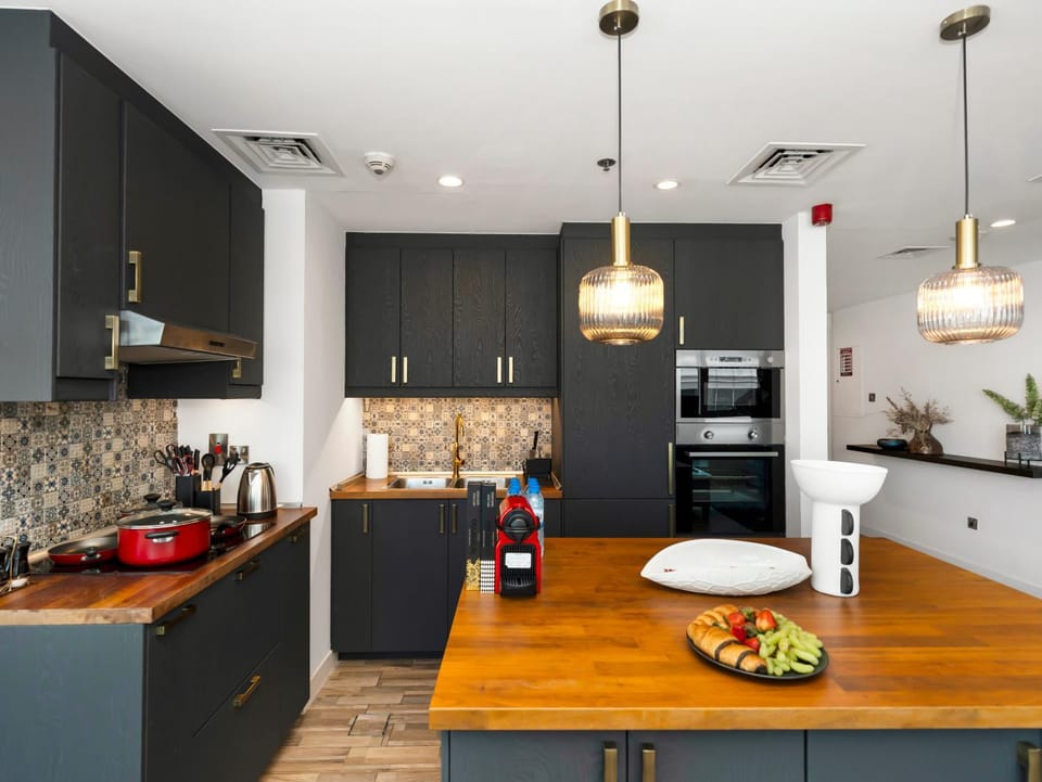 Coffee/tea facilities, Kitchen or kitchenette, Dining area, Food, dishwasher, oven, stove, toaster