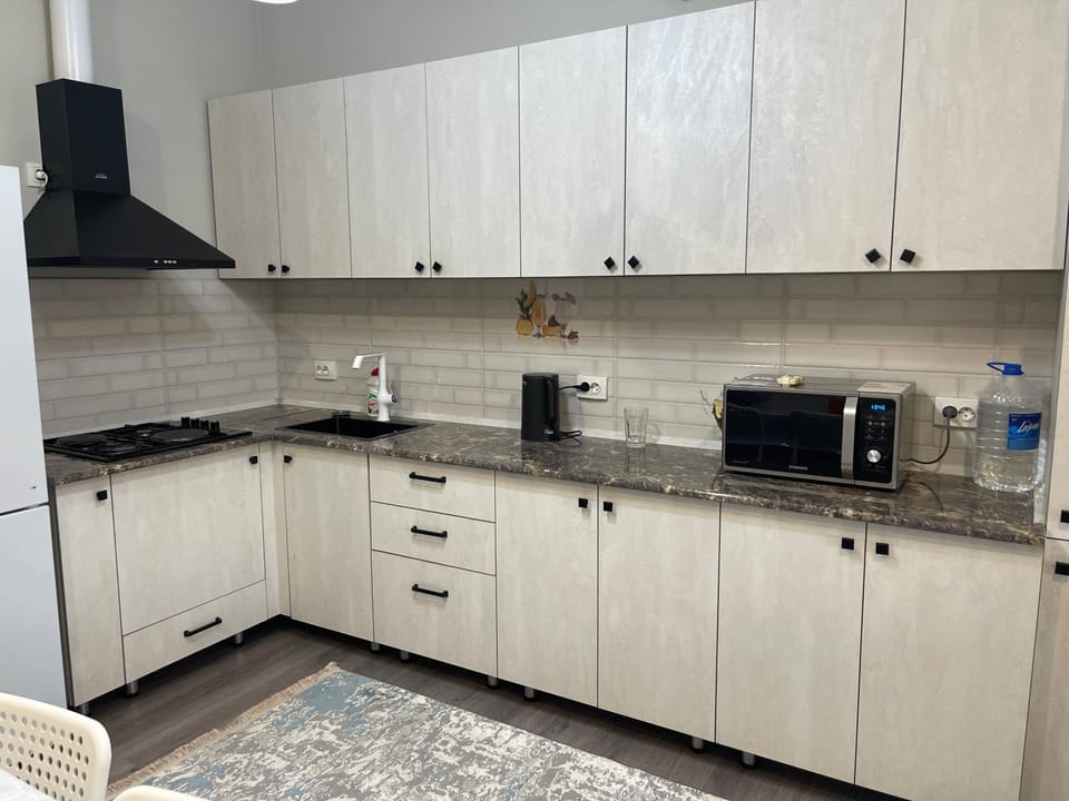 Coffee/tea facilities, Kitchen or kitchenette, stove