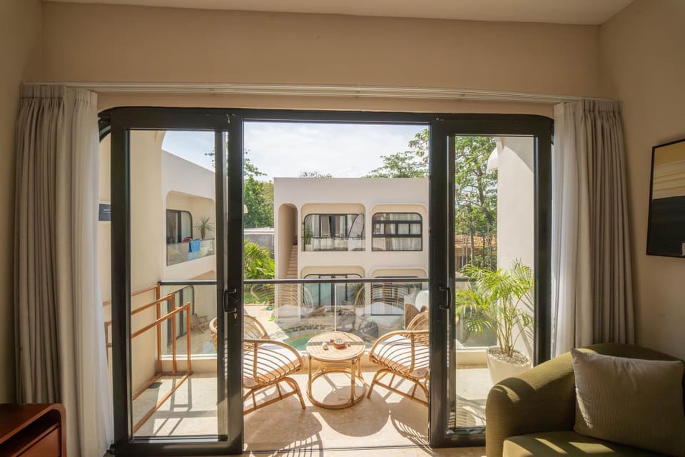 Property building, Balcony/Terrace, Balcony/Terrace, Swimming pool