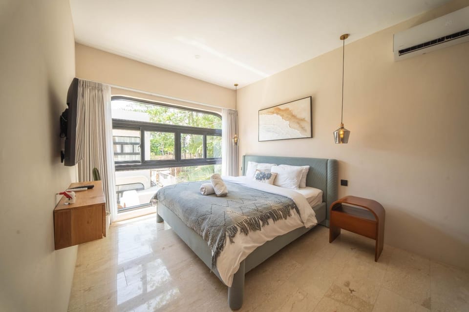 Bed, TV and multimedia, Bedroom
