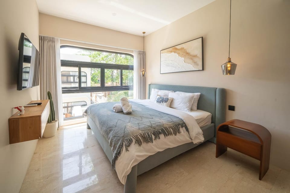 Bed, TV and multimedia, Bedroom