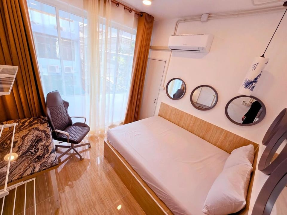 Crane nest 5 townhouses view with french balcony Apartment in Bangkok