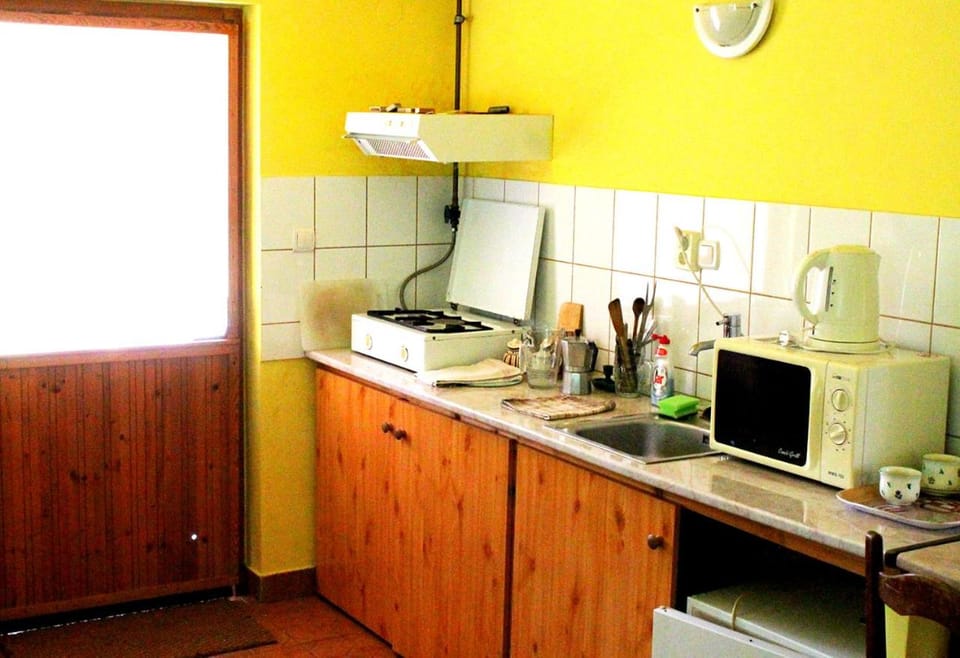 Coffee/tea facilities, Kitchen or kitchenette, stove