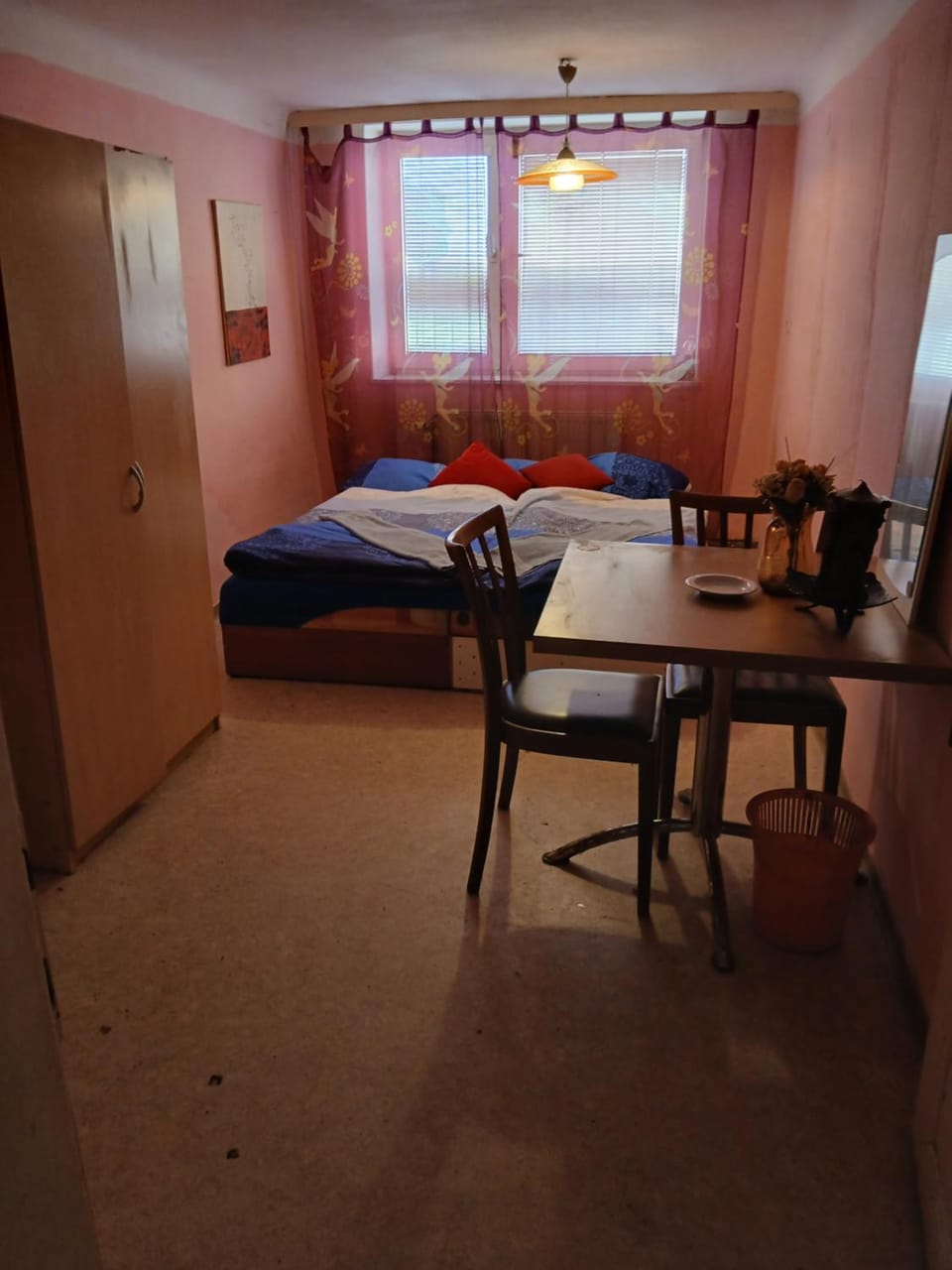 Bed, Photo of the whole room, Seating area, Dining area, Bedroom