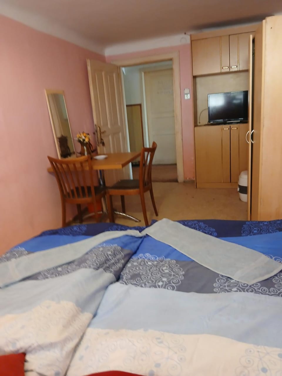 Bed, TV and multimedia, Photo of the whole room, Seating area, Bedroom, wardrobe