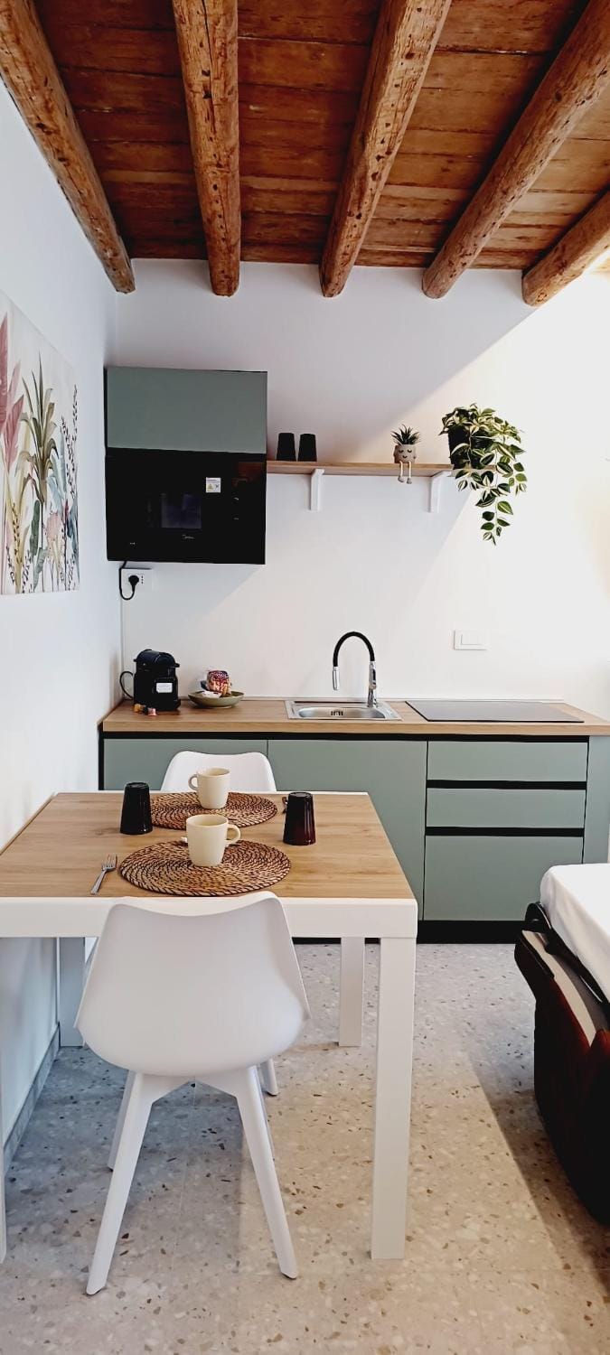 Kitchen or kitchenette, Dining area