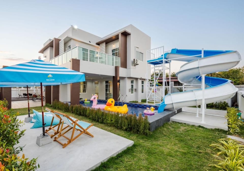 Property building, Patio, Spring, Day, Garden, Garden view, Pool view, Swimming pool, sunbed