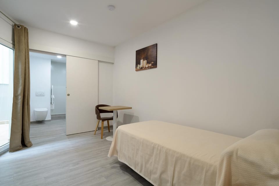 Patio, TV and multimedia, heating, internet, wardrobe, acessibility, air conditioner