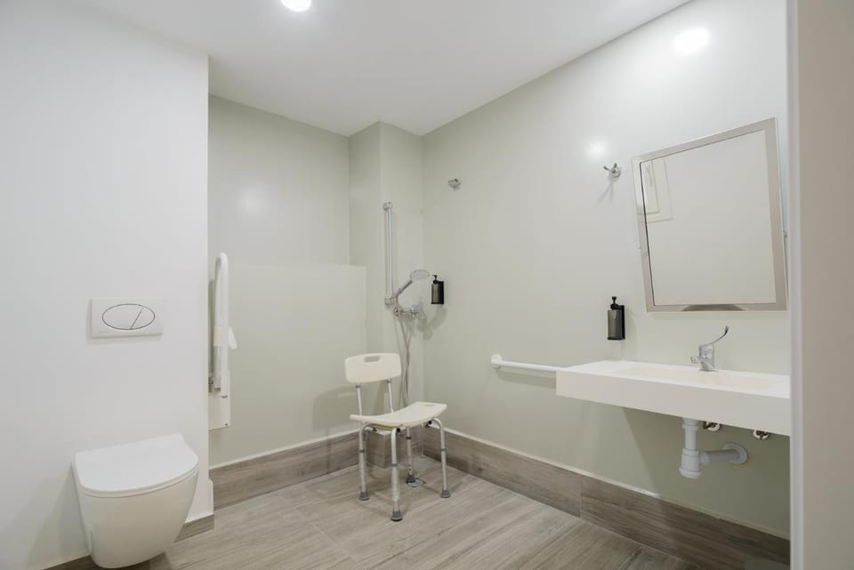 Bathroom, Inner courtyard view, heating, heating, internet, acessibility, air conditioner, air conditioner