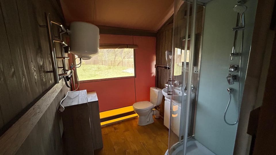 Shower, Toilet