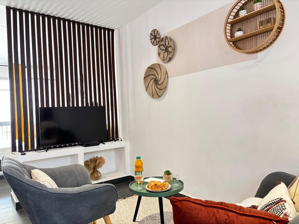 TV and multimedia, Living room, Seating area, Dining area