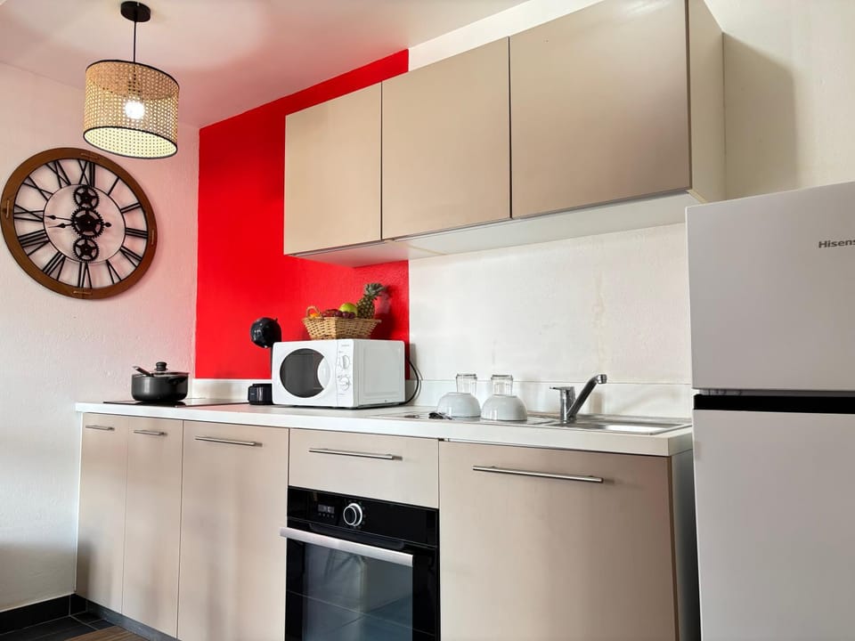 Coffee/tea facilities, oven, stove, toaster