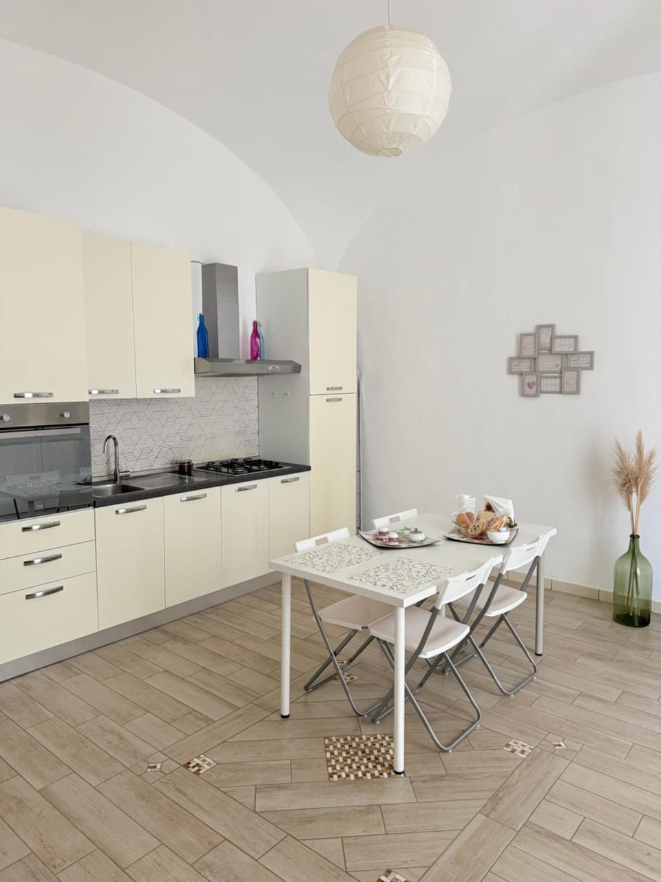 Kitchen or kitchenette, Dining area, stove