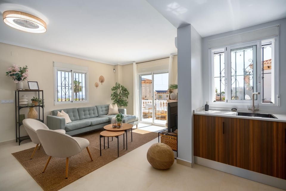 Communal lounge/ TV room, TV and multimedia, Living room, air conditioner