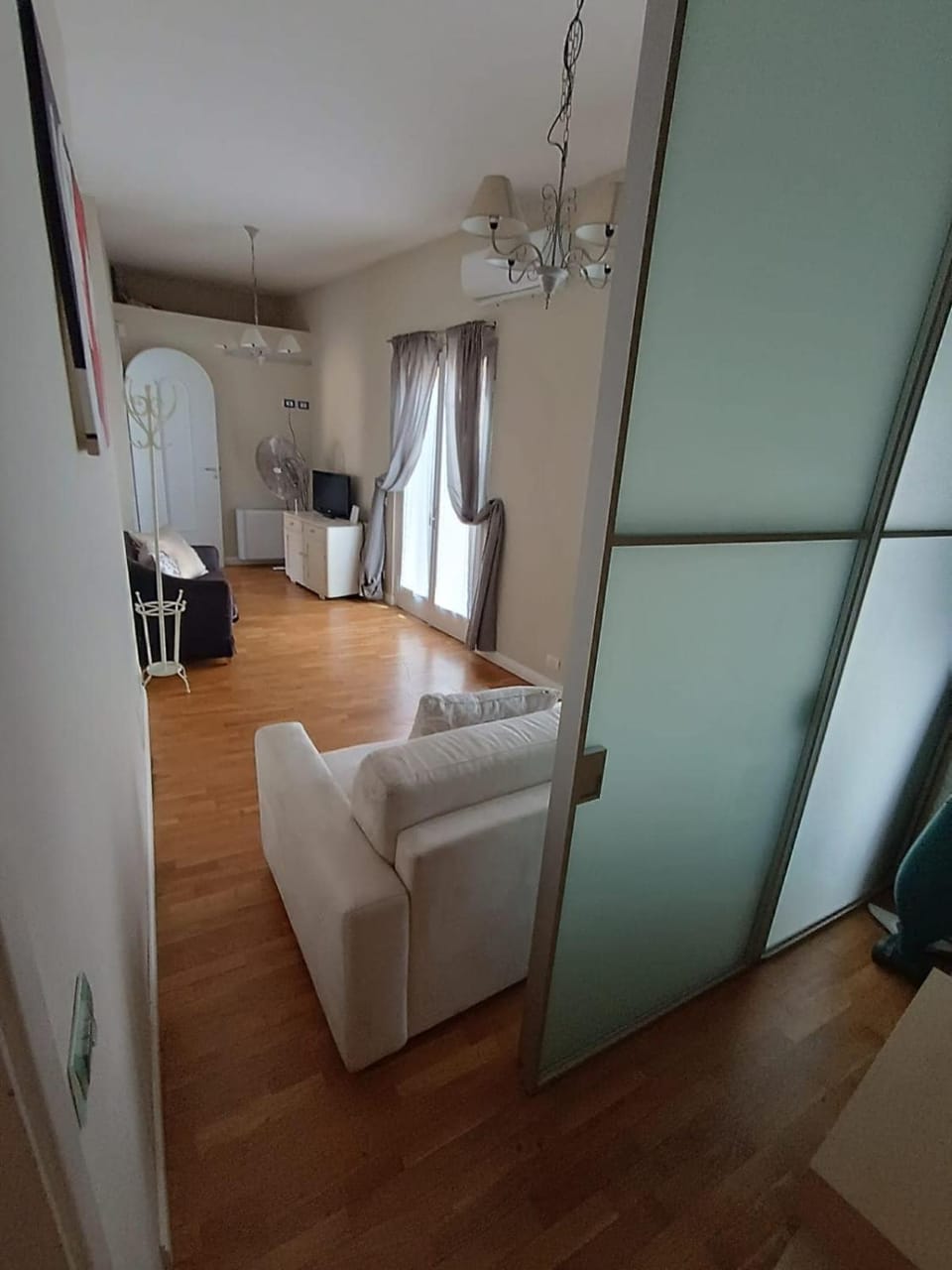 Bed, Living room, wardrobe, air conditioner