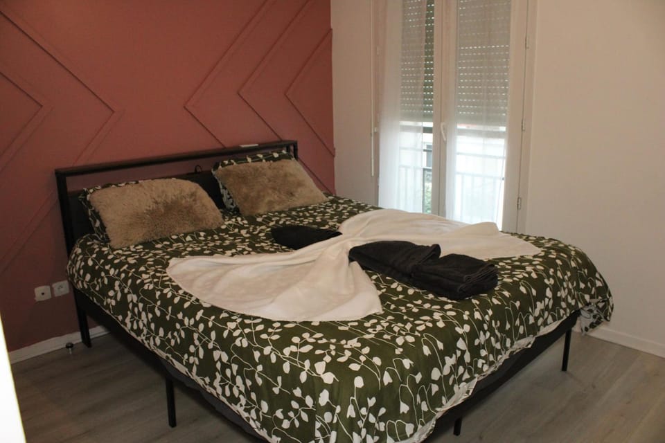 Bed, Bedroom, towels