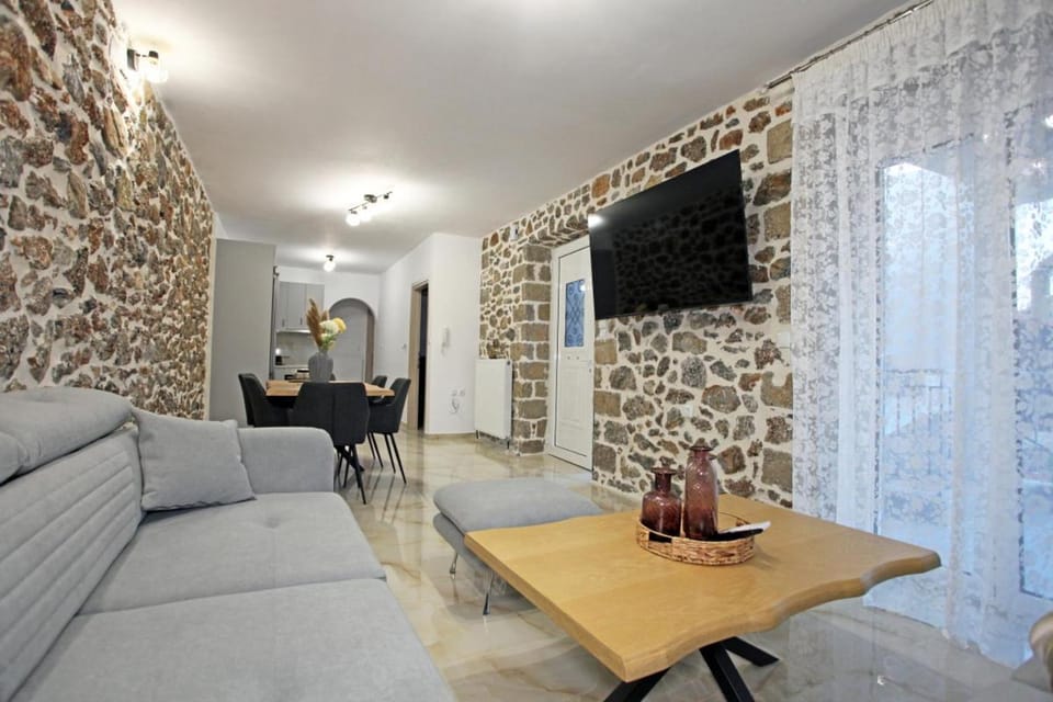 TV and multimedia, Living room, Seating area, Evening entertainment