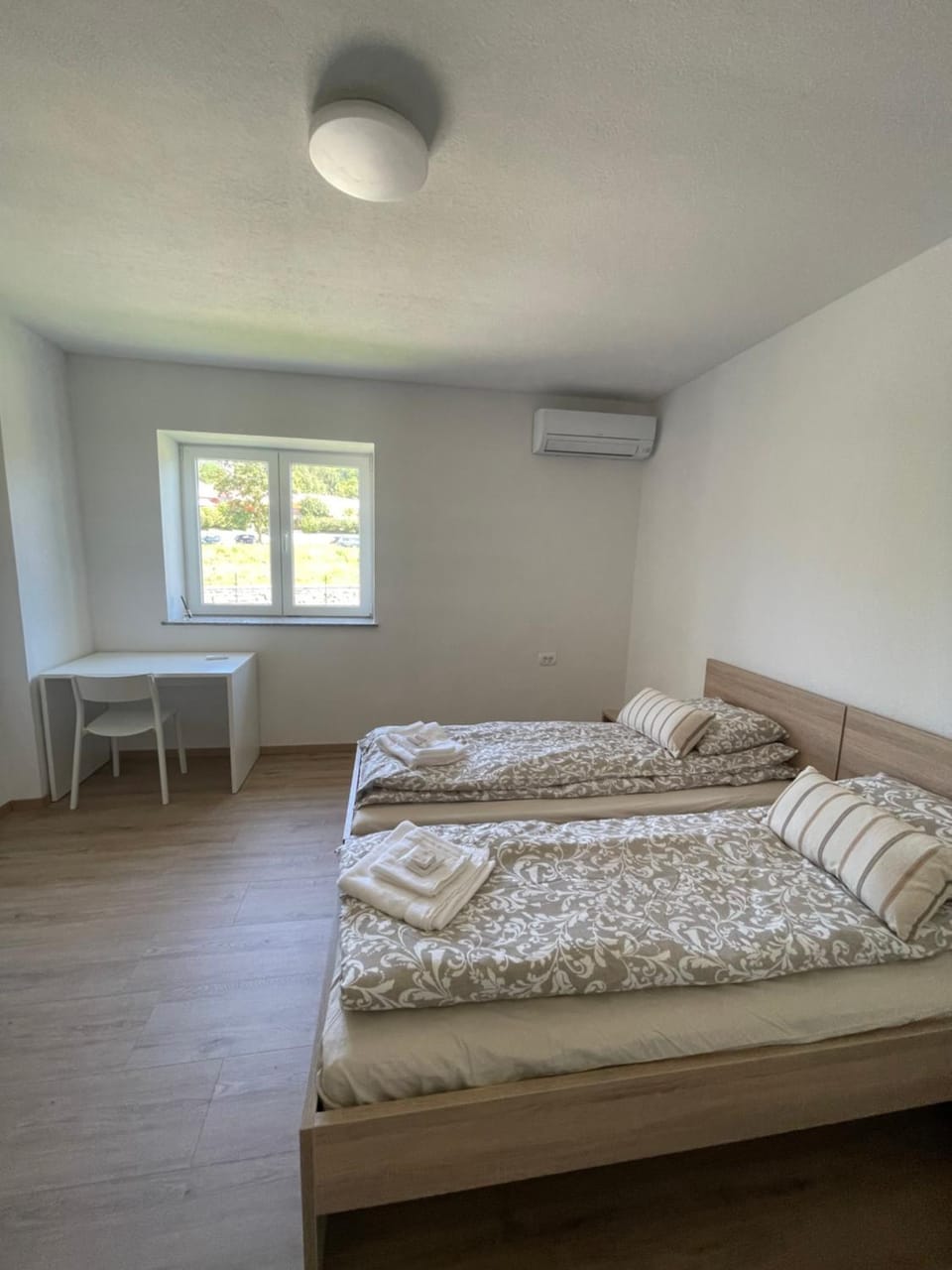 Bed, air conditioner