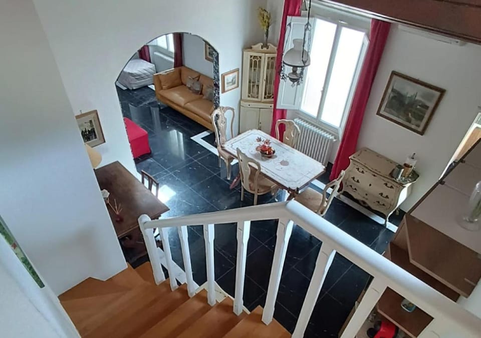 Living room, Seating area, Dining area, air conditioner