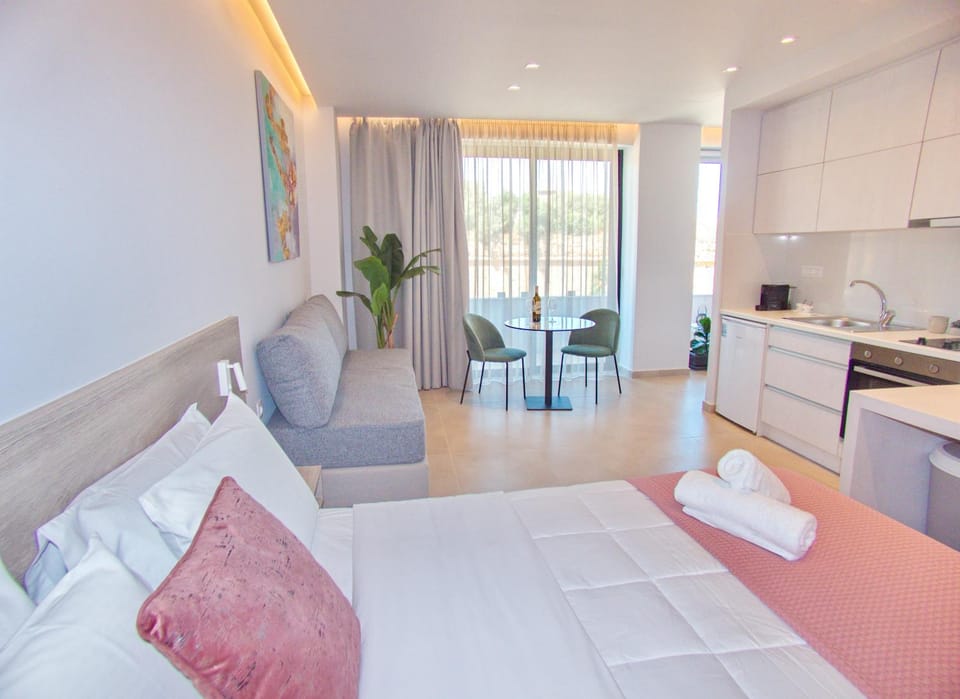 Kitchen or kitchenette, Dining area, Bedroom