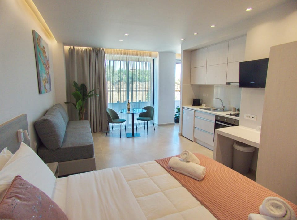 Bed, Kitchen or kitchenette, Living room