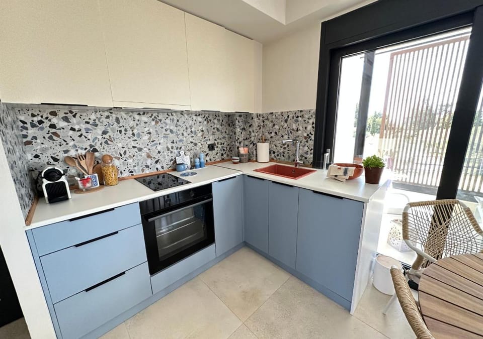 Coffee/tea facilities, dishwasher, oven, stove, stove, kitchen
