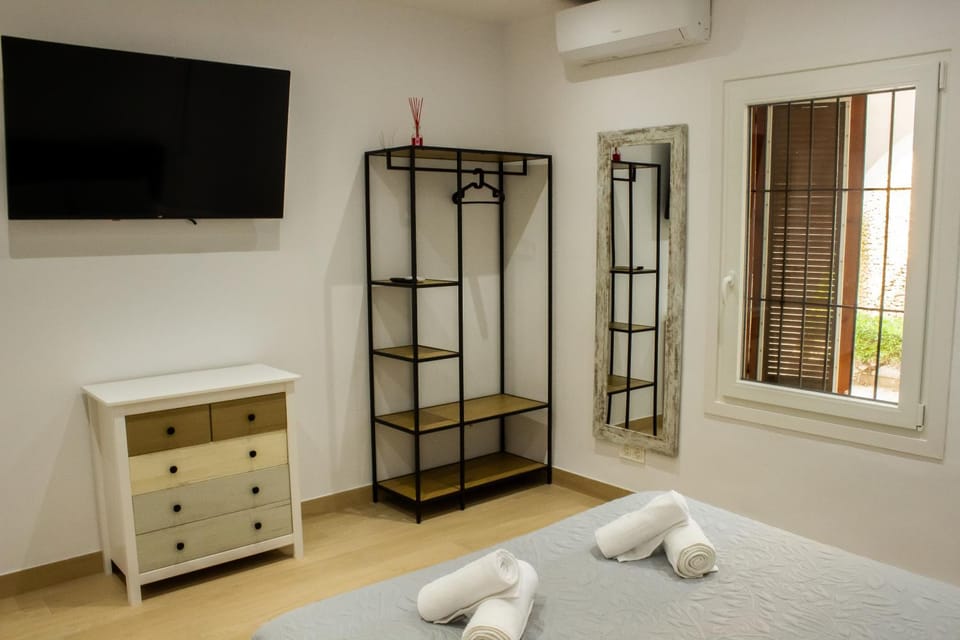 Bed, TV and multimedia, Photo of the whole room, Bedroom, towels, wardrobe, air conditioner