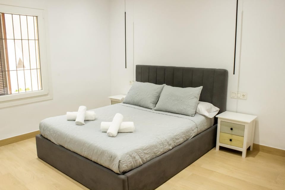 Bed, Photo of the whole room, Bedroom, towels