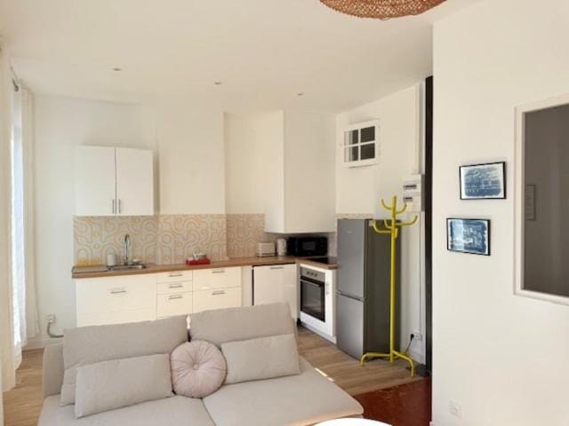 Kitchen or kitchenette, Dining area, oven, stove