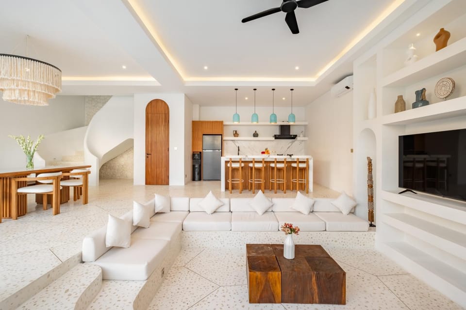 TV and multimedia, Kitchen or kitchenette, Living room, Seating area, Dining area