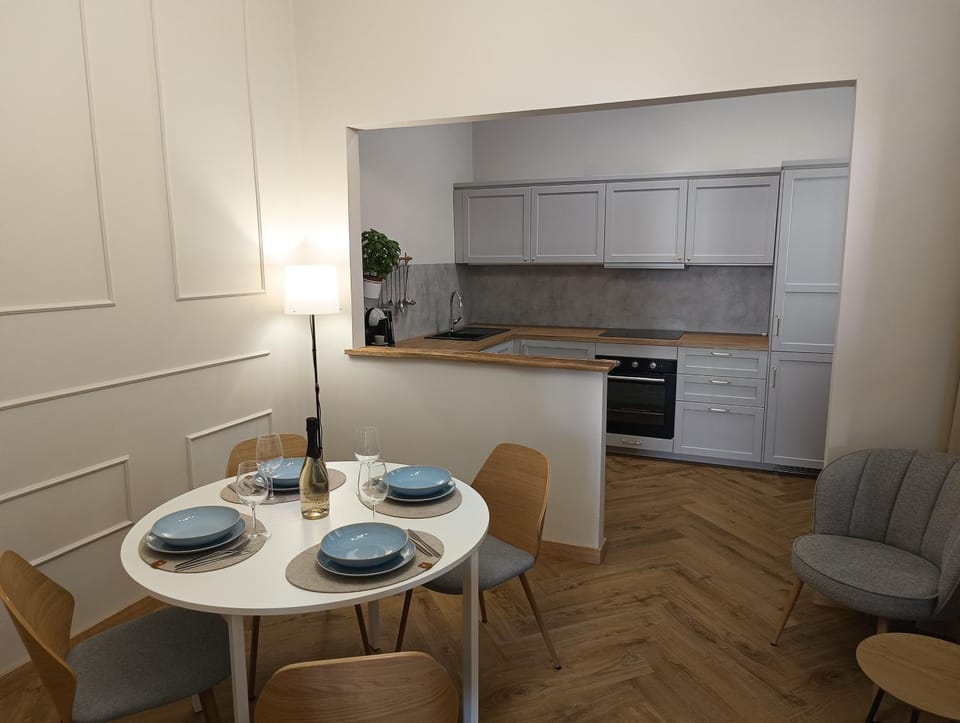 Kitchen or kitchenette, Living room, Seating area, Dining area, dishwasher, oven, stove