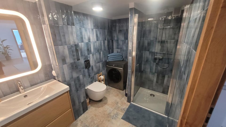 Shower, Toilet, Bathroom, towels