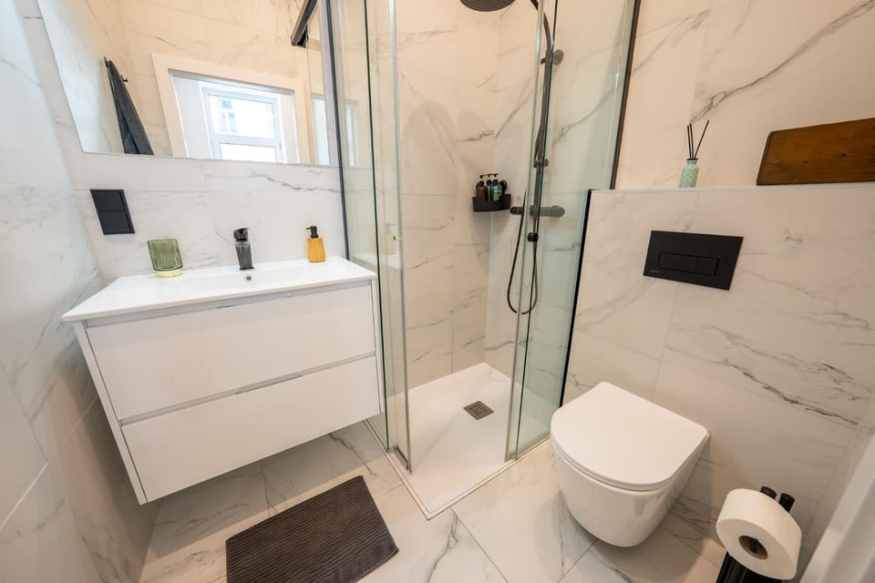 Shower, Toilet, Bathroom, towels