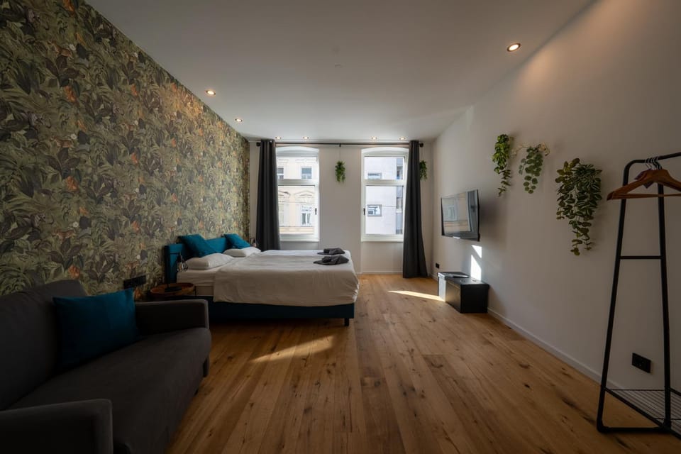 TV and multimedia, View (from property/room), Photo of the whole room, Decorative detail, Seating area, Bedroom, wardrobe