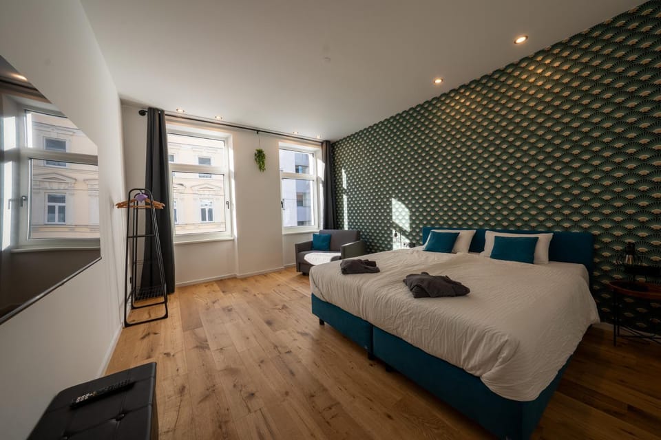 TV and multimedia, Photo of the whole room, Decorative detail, Bedroom, towels