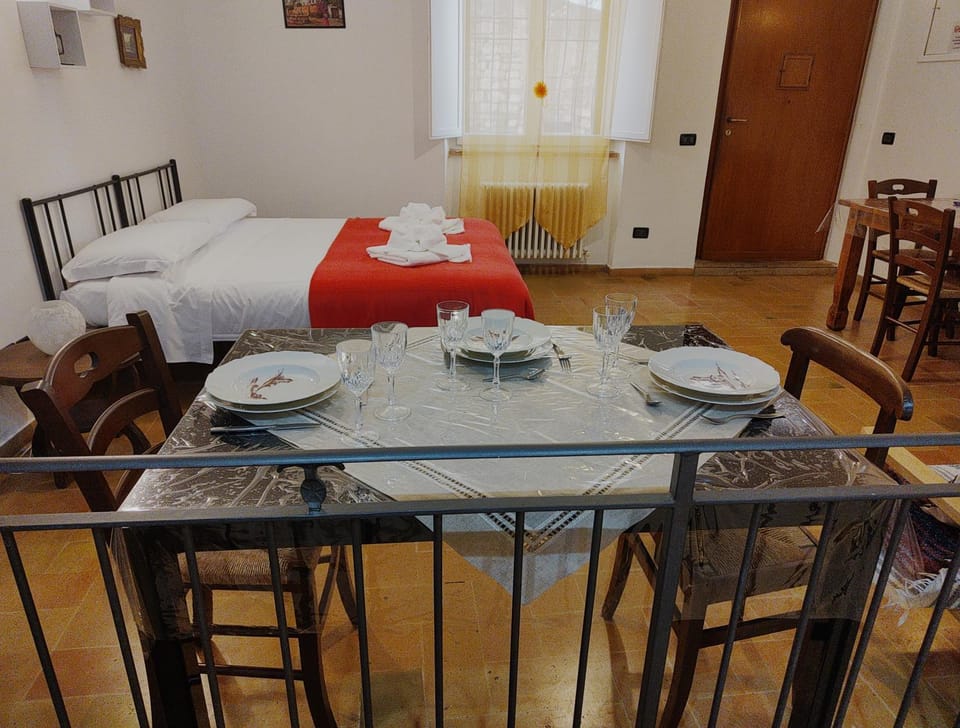 Bed, Living room, Photo of the whole room, Seating area, Dining area, Bedroom, towels