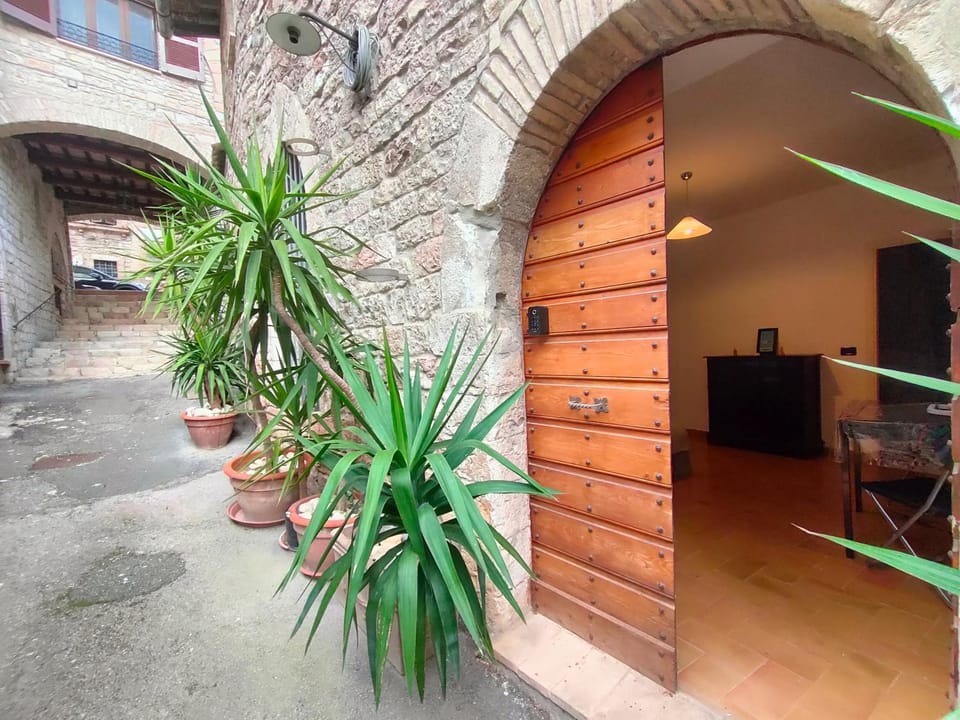 MyAssisiSuite - All'Ombra di Santa Chiara - Dimora Storica con Idromassaggio - Un Unico Spazio di 140mq - Assisi Centro - Accoglienza e Check Live - Mówimy po polsku Apartment in Assisi