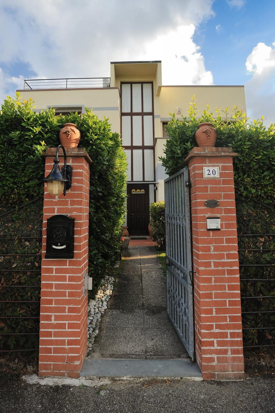 Facade/entrance