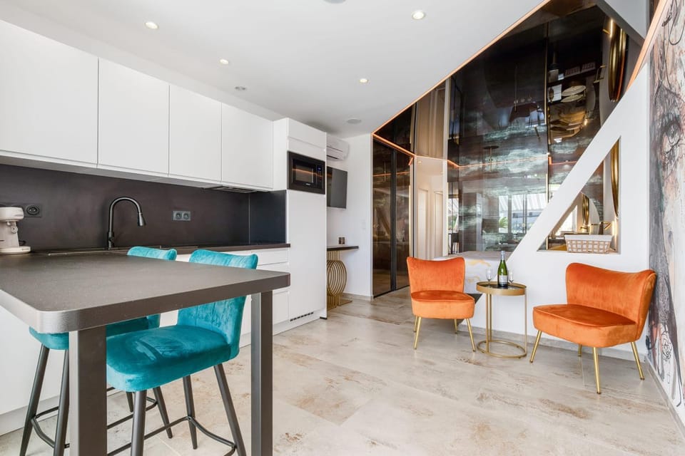 Kitchen or kitchenette, Seating area