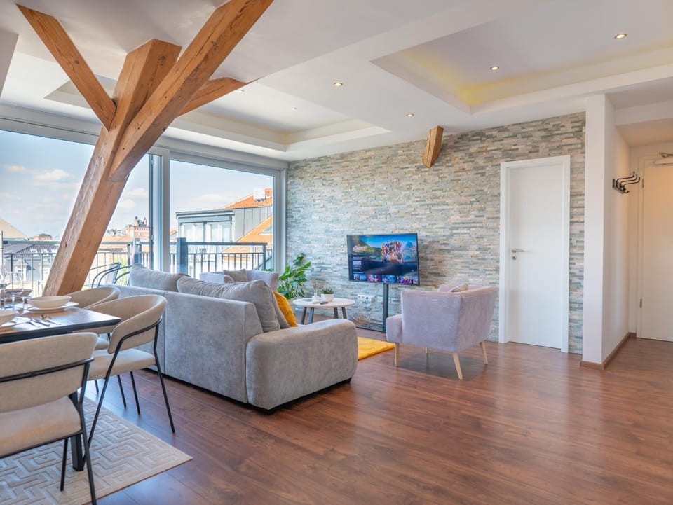 Communal lounge/ TV room, TV and multimedia, Living room, Seating area, Dining area