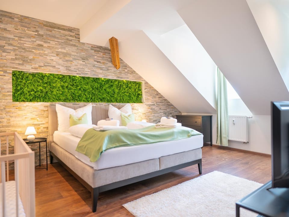 Bed, TV and multimedia, Photo of the whole room, Bedroom, towels
