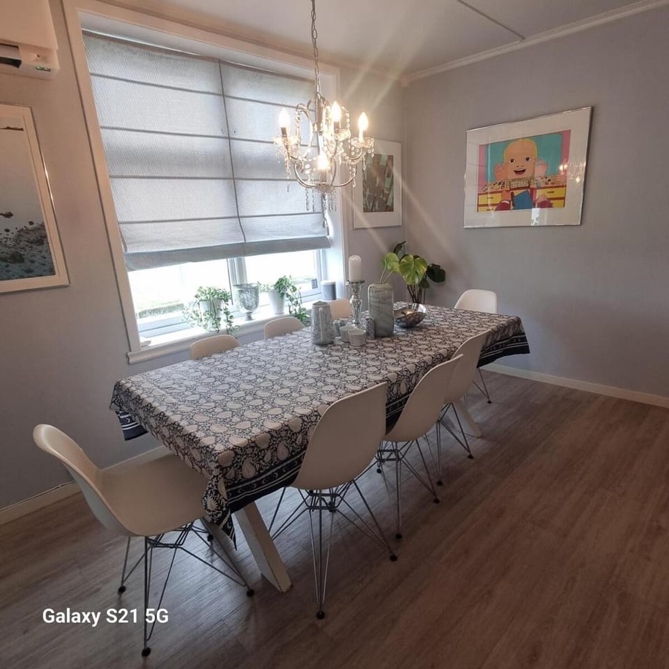Seating area, Dining area