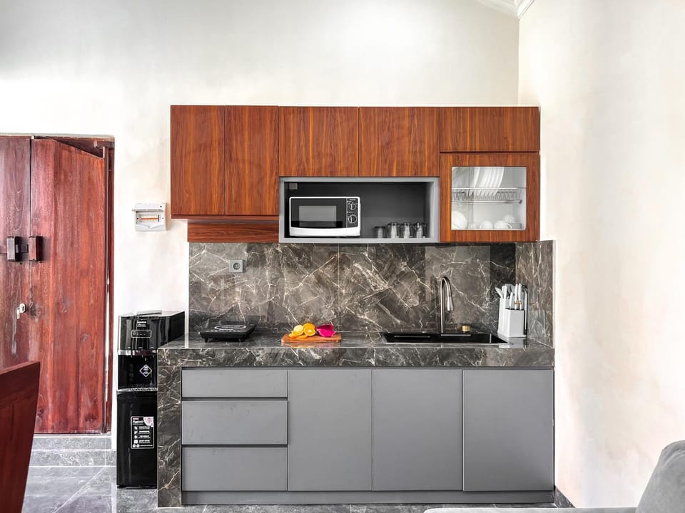Kitchen or kitchenette, minibar, stove, toaster
