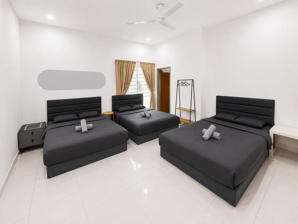 Bed, Photo of the whole room, Seating area, Bedroom, towels