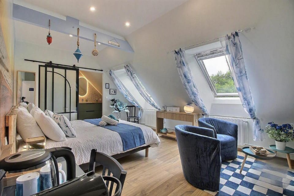 Bed, Photo of the whole room