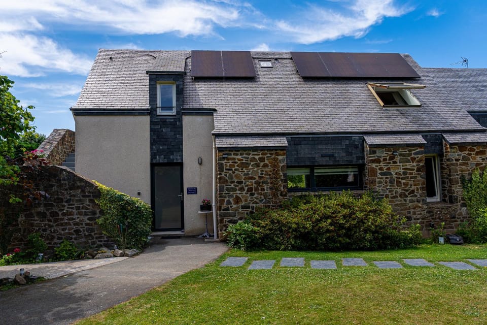 Property building, Day, Garden